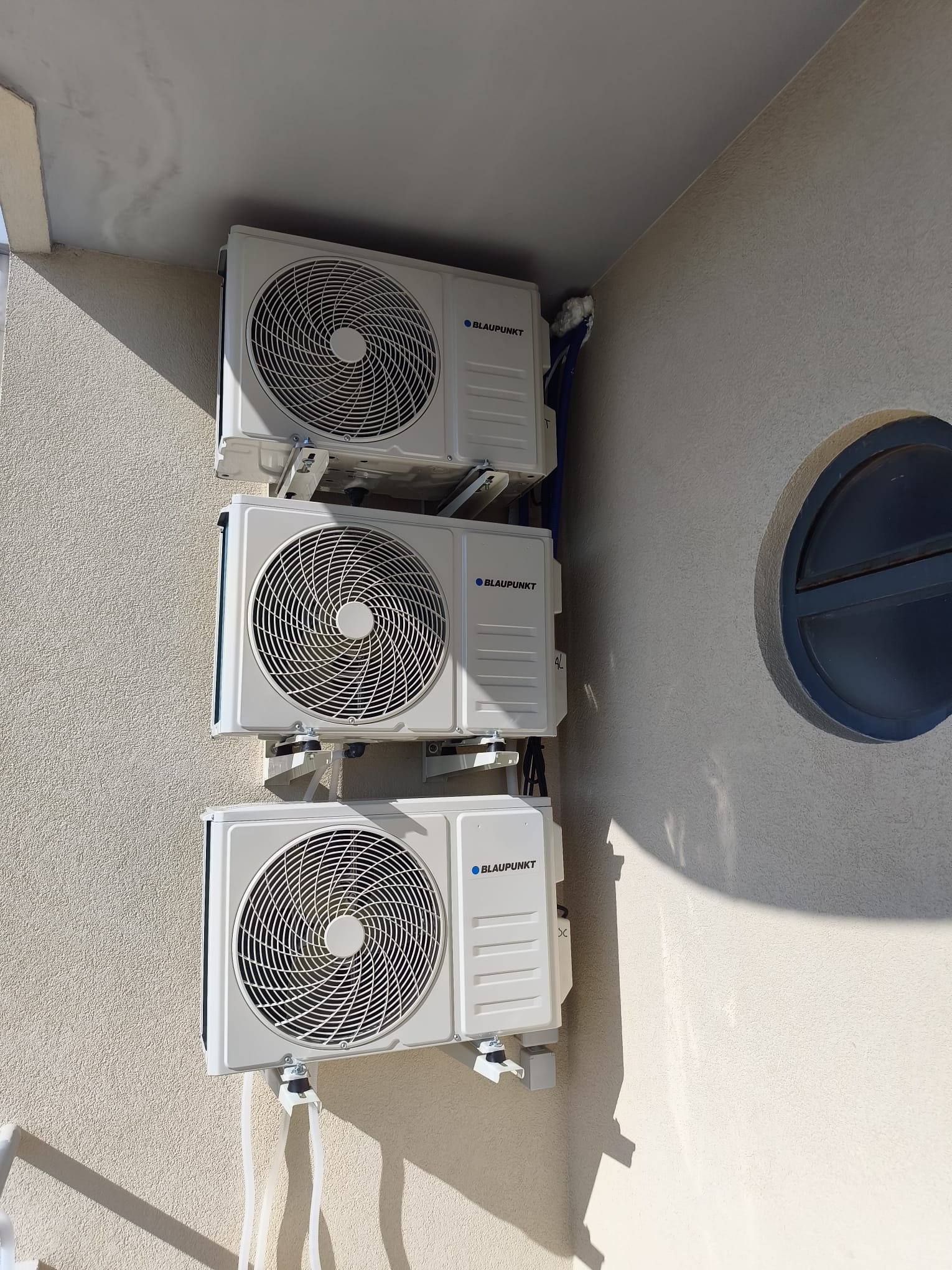 Ar condicionado — Multisplit em fachada — três unidades exteriores, APB Clima