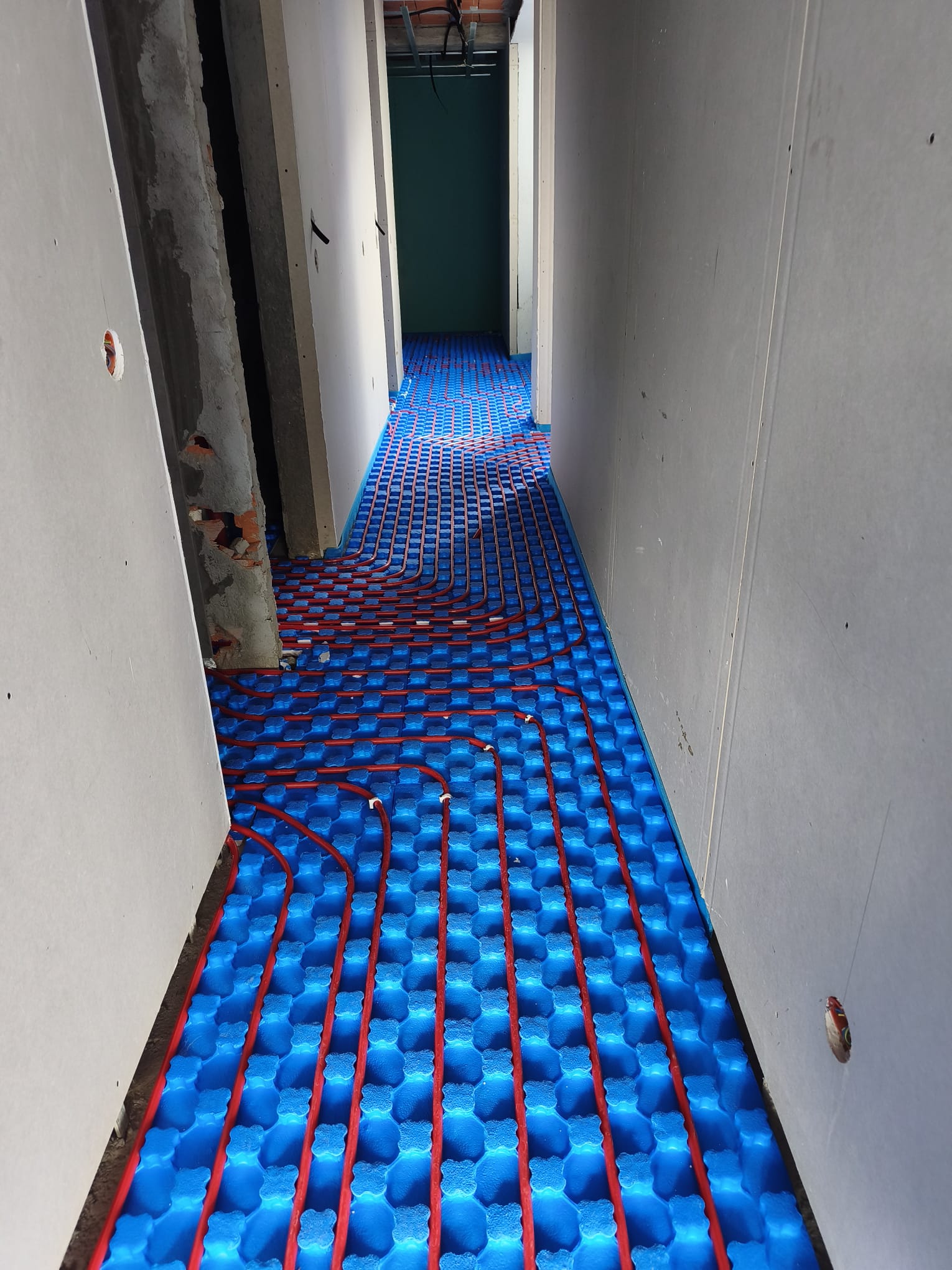 Piso radiante e ventilação — Piso radiante — circuitos em corredor, APB Clima