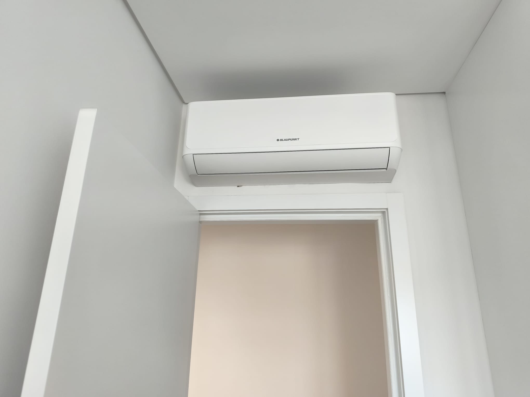 Ar condicionado — Split interior sobre porta, APB Clima