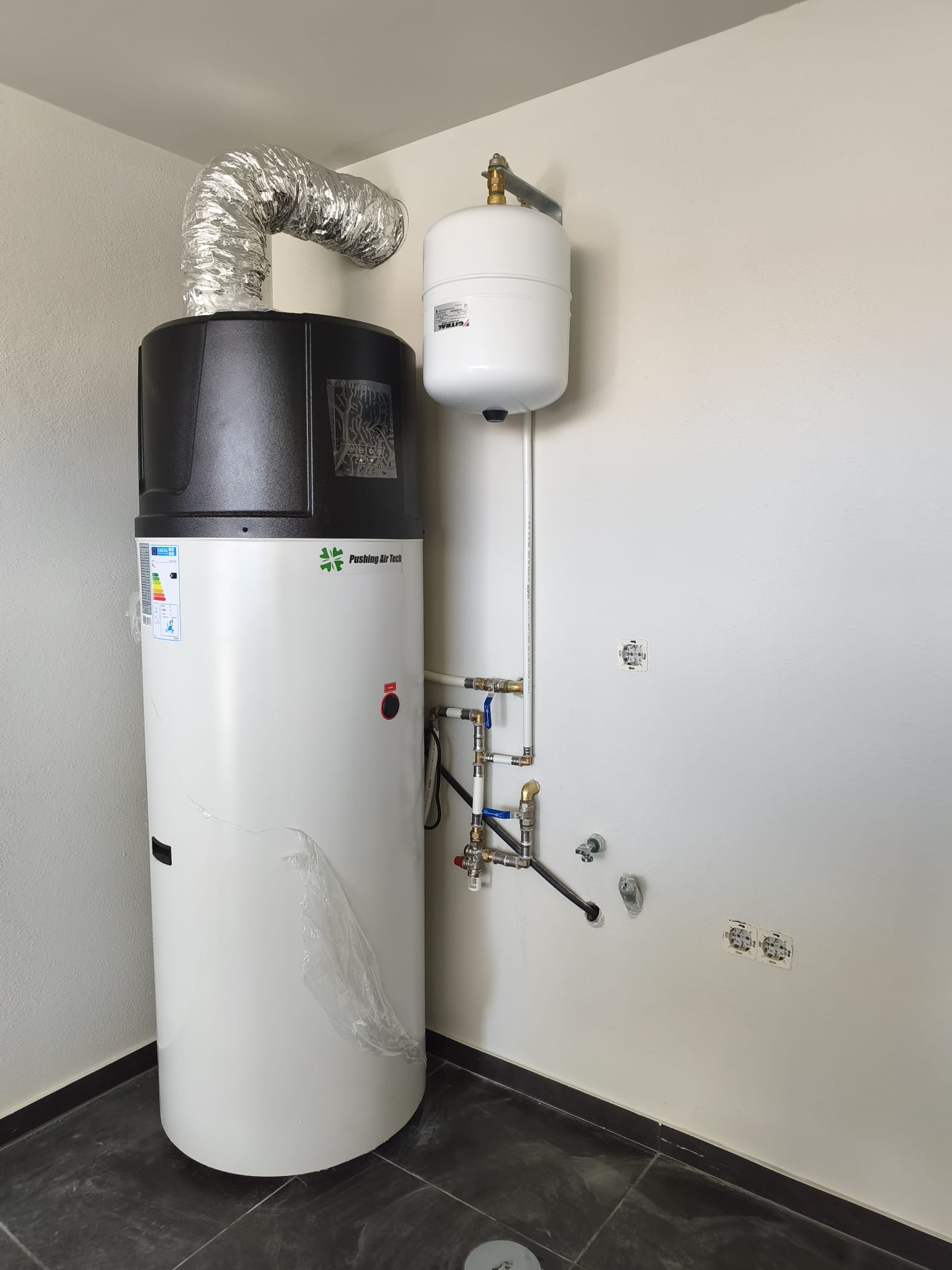 Bombas de calor — Termoacumulador com bomba de calor, APB Clima