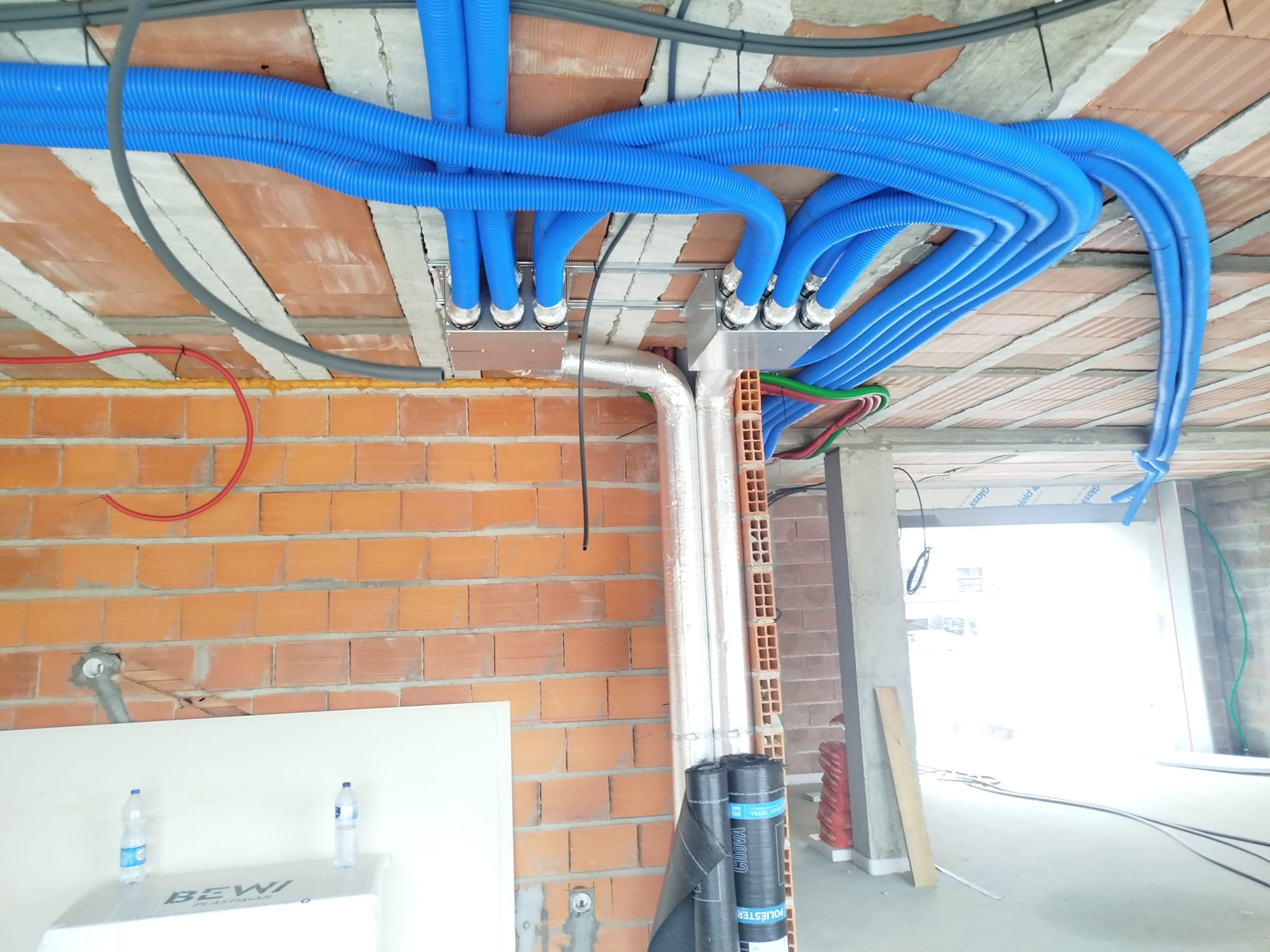 Piso radiante e ventilação — Ventilação mecânica — distribuição por condutas, APB Clima