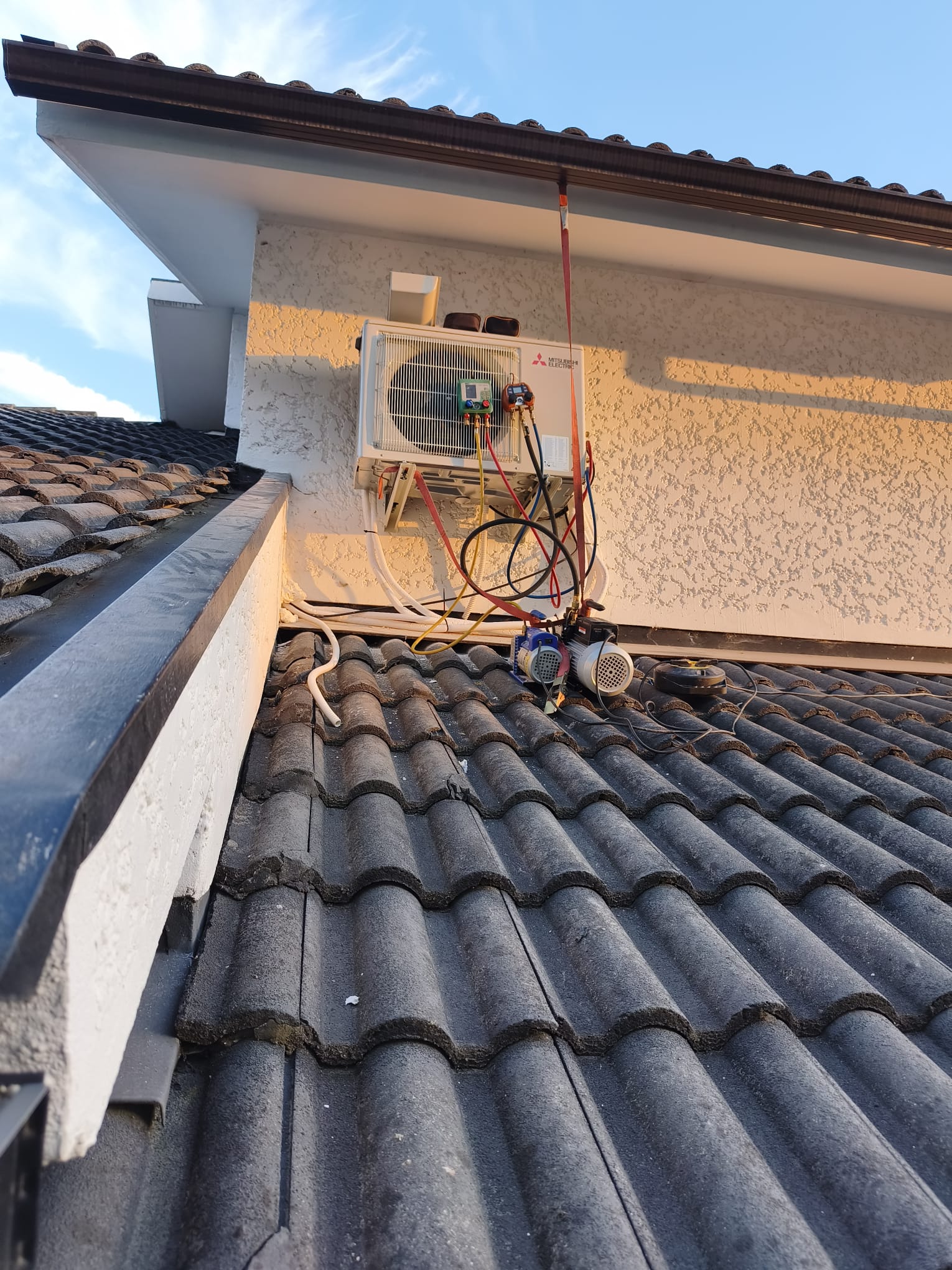 Ar condicionado — Vácuo e ensaio de pressões em telhado, APB Clima