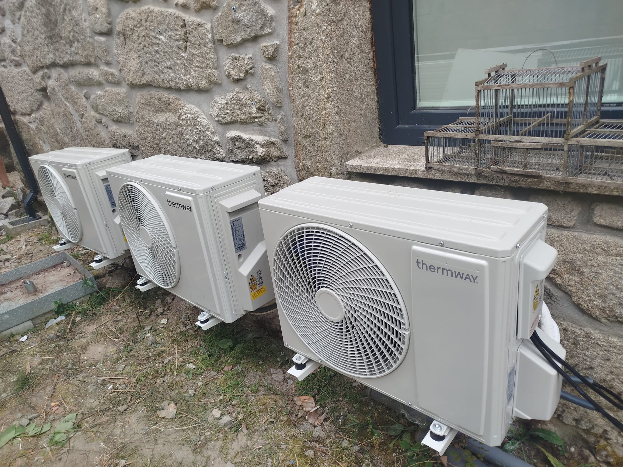 Ar condicionado — Unidades exteriores em casa de pedra, APB Clima