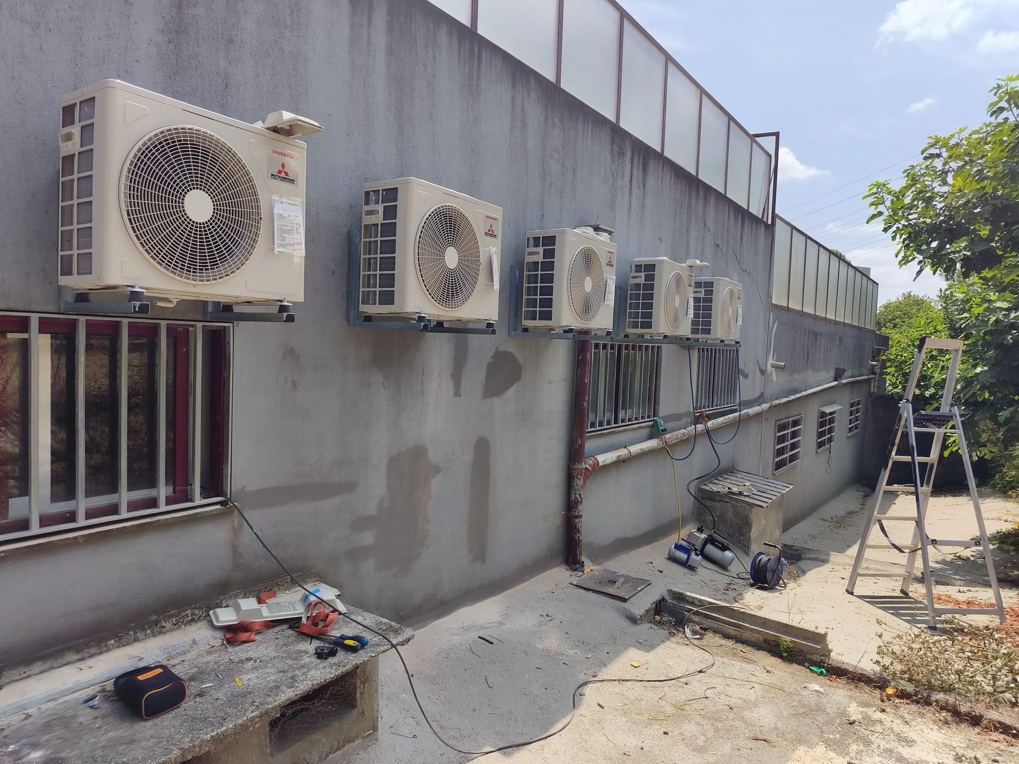 Ar condicionado — Cinco unidades Mitsubishi em edifício de serviços, APB Clima